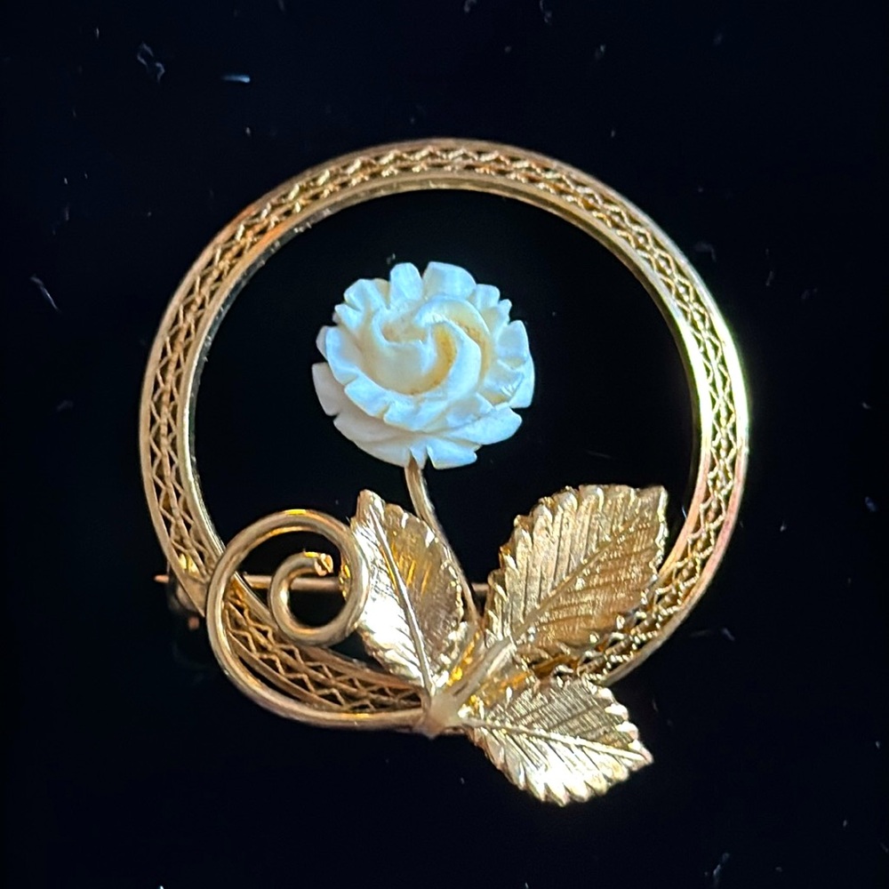 Vintage EUC 12K gold filled brooch with carved cream resin rose in original box - Picture 3 of 7